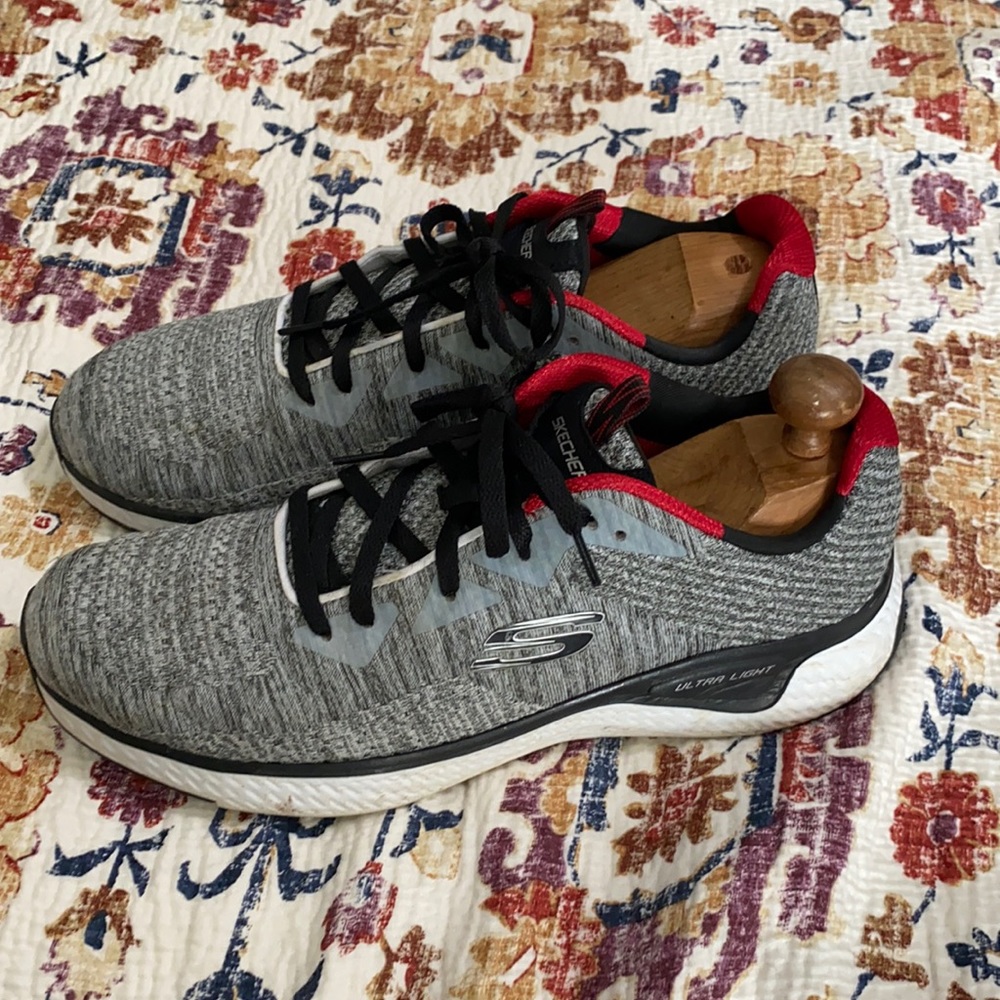 Men’s used Sketcher tennis shoes